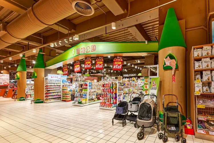 大潤發內湖店顧到家中的毛小孩和喵星人，獨家進駐「寵物公園」專櫃。業者提供