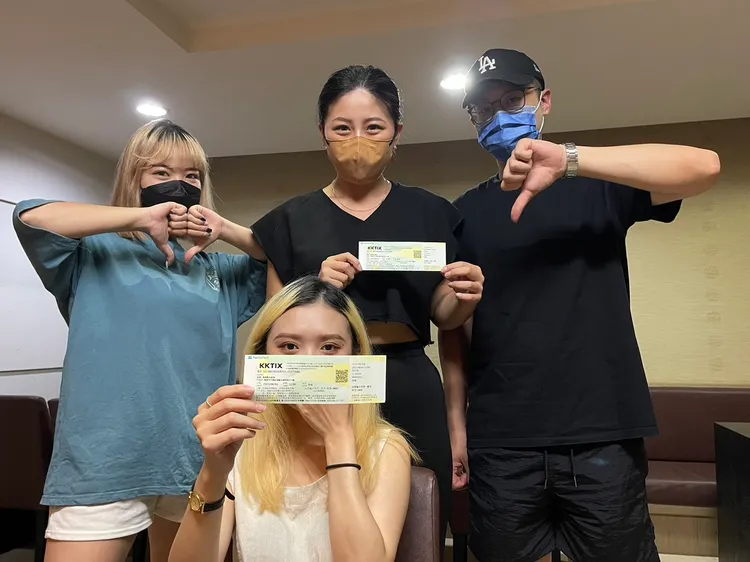 台中市4名搶到早鳥票歌迷，面對主辦單位事後又推出更優惠門票，大表不滿。王煌忠攝