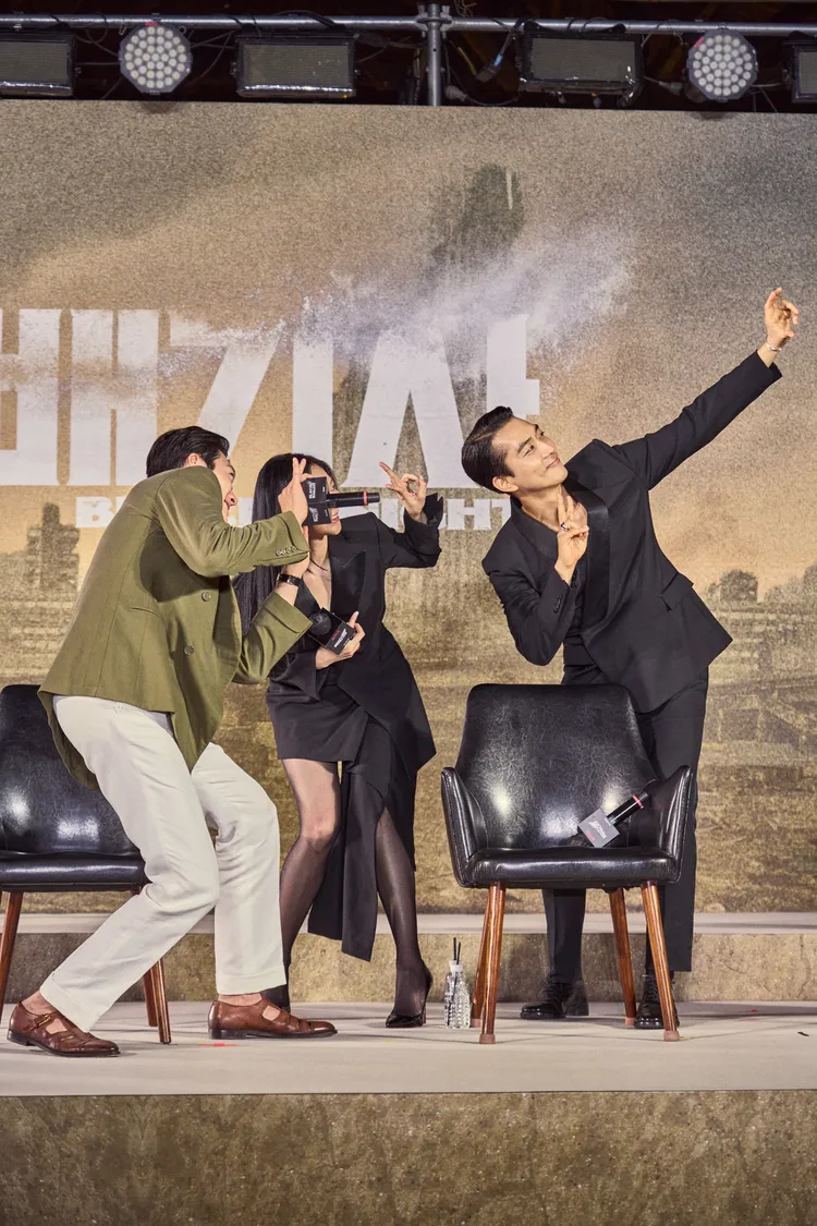 宋承憲（右）在片場很愛拍照，記者會上被cue重現自拍現場。Netflix提供