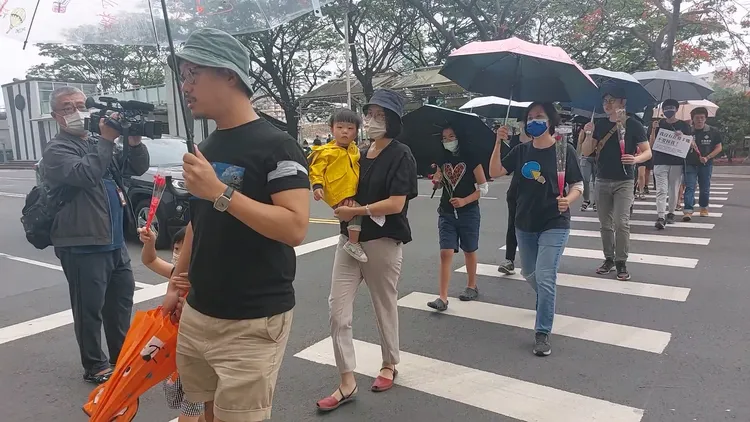 許多民眾全家出動參加快閃遊行。凃建豐攝