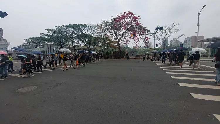 民間發起各地串連快閃活動，在今天母親節進行「行人安全大富翁」，沿路口行人穿越道繞行。凃建豐攝