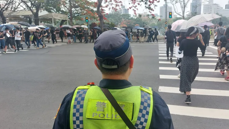 民間發起各地串連快閃活動，在今天母親節進行「行人安全大富翁」，沿路口行人穿越道繞行。凃建豐攝