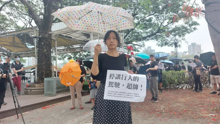 民間發起各地串連快閃活動，在今天母親節進行「行人安全大富翁」，沿路口行人穿越道繞行。凃建豐攝