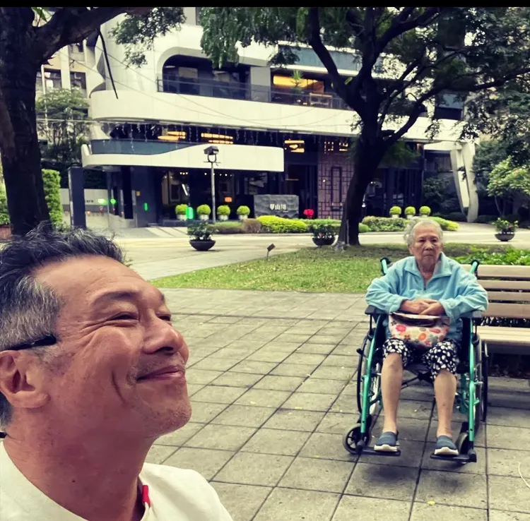 黃仲崑（左）5月8日送走高齡92歲母親。黃仲崑提供