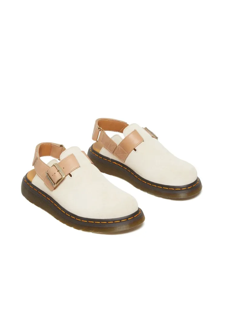 Carrara Pack系列Jorge II懶人鞋以米白色麂皮結合Carrara皮革設計，6280元。品牌提供