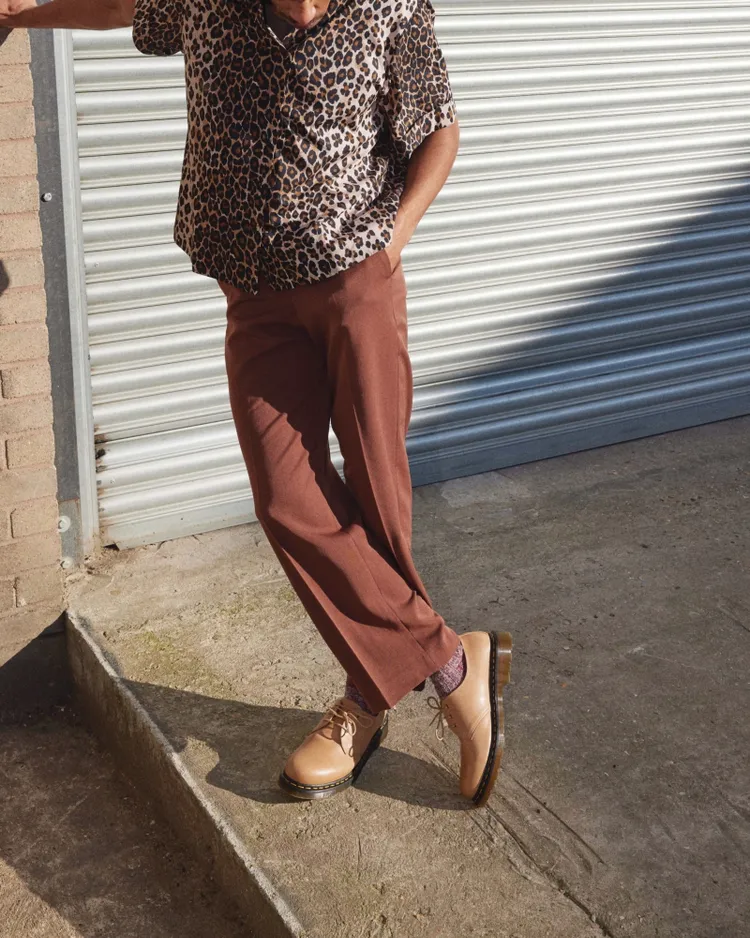 Carrara Pack 1461三孔鞋以奶茶配色鞋面結合低筒鞋型，揉合現代的率性俐落及70年代的復古質感。品牌提供