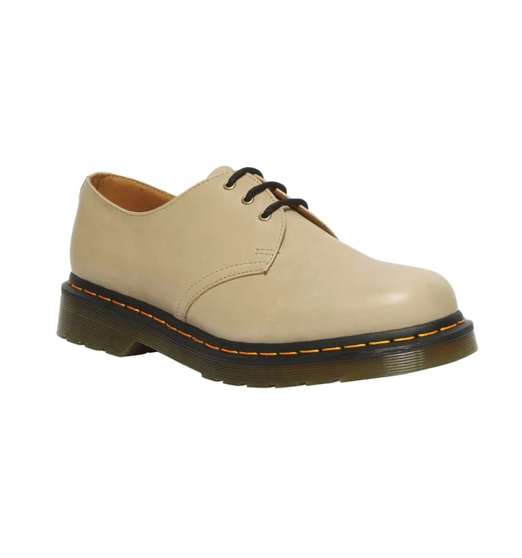 Carrara Pack系列奶茶色1461三孔鞋，6880元。品牌提供