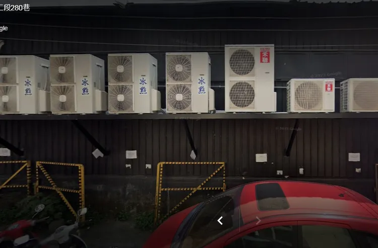 整排室外機由底部的鐵架支撐。翻攝Google街景
