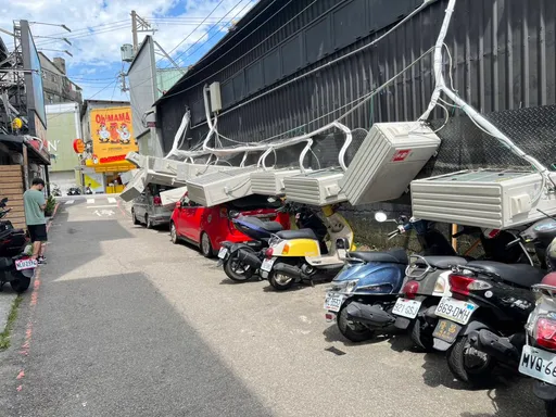 台中逢甲整排室外機掉落 8輛汽機車遭殃!愛迪達專賣店允諾賠償