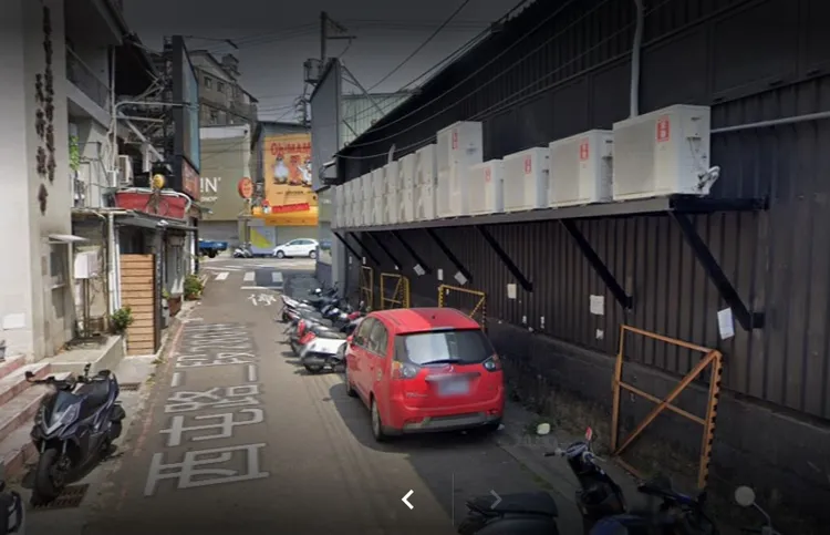 愛迪達專賣店室外機原本的模樣。翻攝Google街景