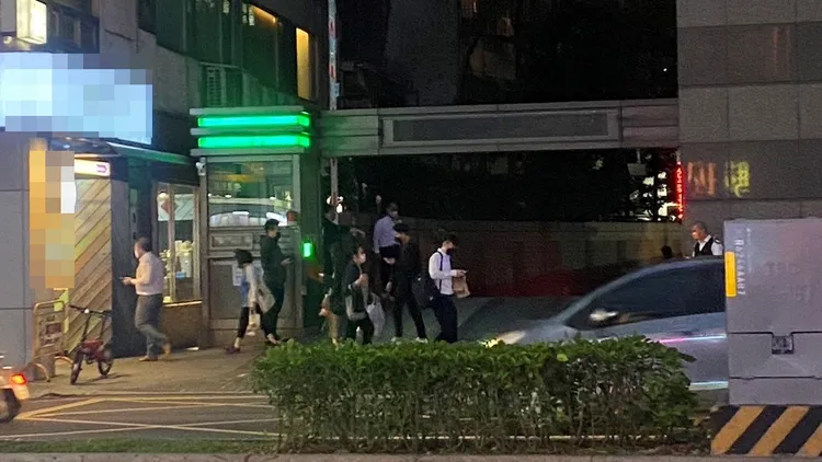 死者疑似從這棟捷運共構宅墜落。民眾提供