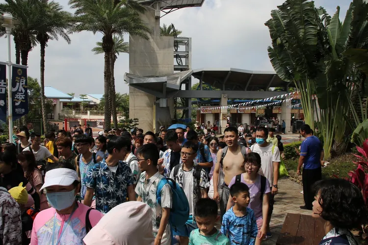 麗寶馬拉灣水上樂園開園首日，吸引大批民眾前往消暑。麗寶提供