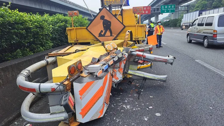 緩撞車後方緩撞設施被撞爛。國道警察局提供