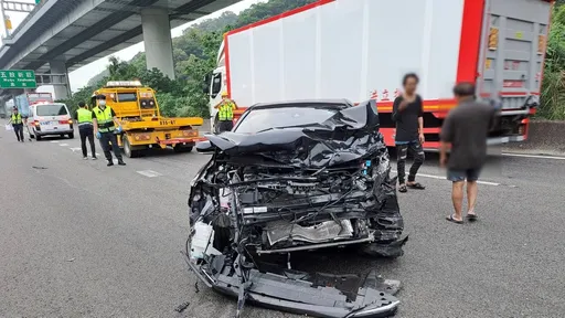 國道油電車猛撞緩撞車　輔助駕駛釀禍！緩撞車建功駕駛命大僅輕傷