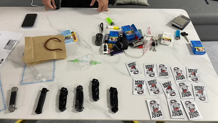 警方起出毒品及摺疊刀。三峽警分局提供