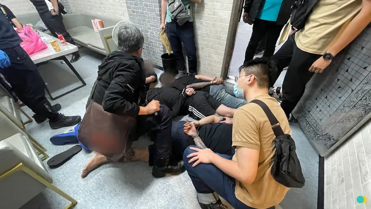 警方壓制明仁會成員。三峽警分局提供