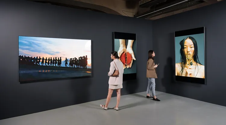 攝影師鍾靈大膽不羈、超塵拔俗的風格相當具前瞻性，透過LG OLED大尺寸讓觀展如臨其境，自體發光科技的純黑拉大色彩對比度，提供觀賞者更震撼且具沉浸感的體驗。業者提供