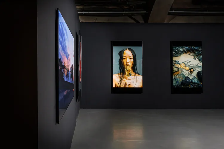 LG OLED今年攜手PhotoVOGUE影像藝術展，透過G2系列零間隙壁掛設計使攝影作品宛如藝術品般完美貼合壁面。業者提供