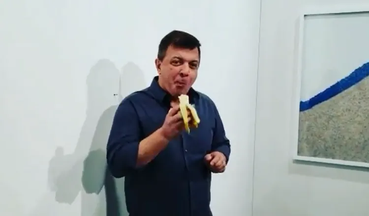 達圖納把香蕉吃掉，聲稱這是表演藝術。翻攝IG@David Datuna