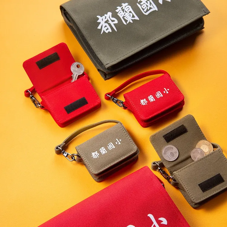 「都蘭國小書包造型悠遊卡」還可裝零錢、耳機。悠遊卡公司提供