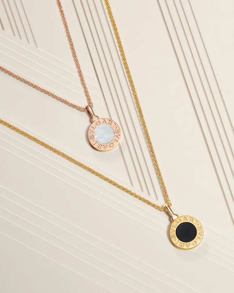 BVLGARI BVLGARI系列18K金縞瑪瑙項鍊（下）5萬5600元、玫瑰金珍珠母貝項鍊5萬5600元。品牌提供