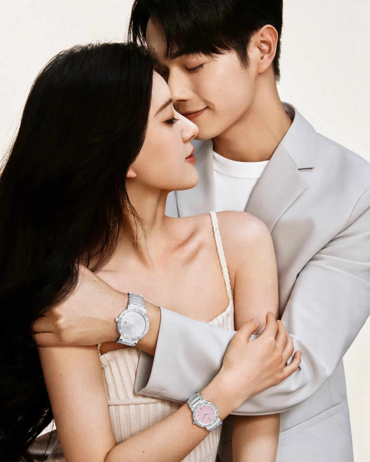 許凱（右）與中國女星趙露思在義大利精品寶格麗的「撮合」下再續前緣，為品牌拍攝520形象大片。品牌提供