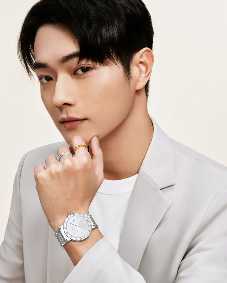 身為寶格麗品牌大使的許凱，演繹旗下BVLGARI BVLGARI系列珠寶及BVLGARI BVLGARI MAN精鋼腕錶。品牌提供