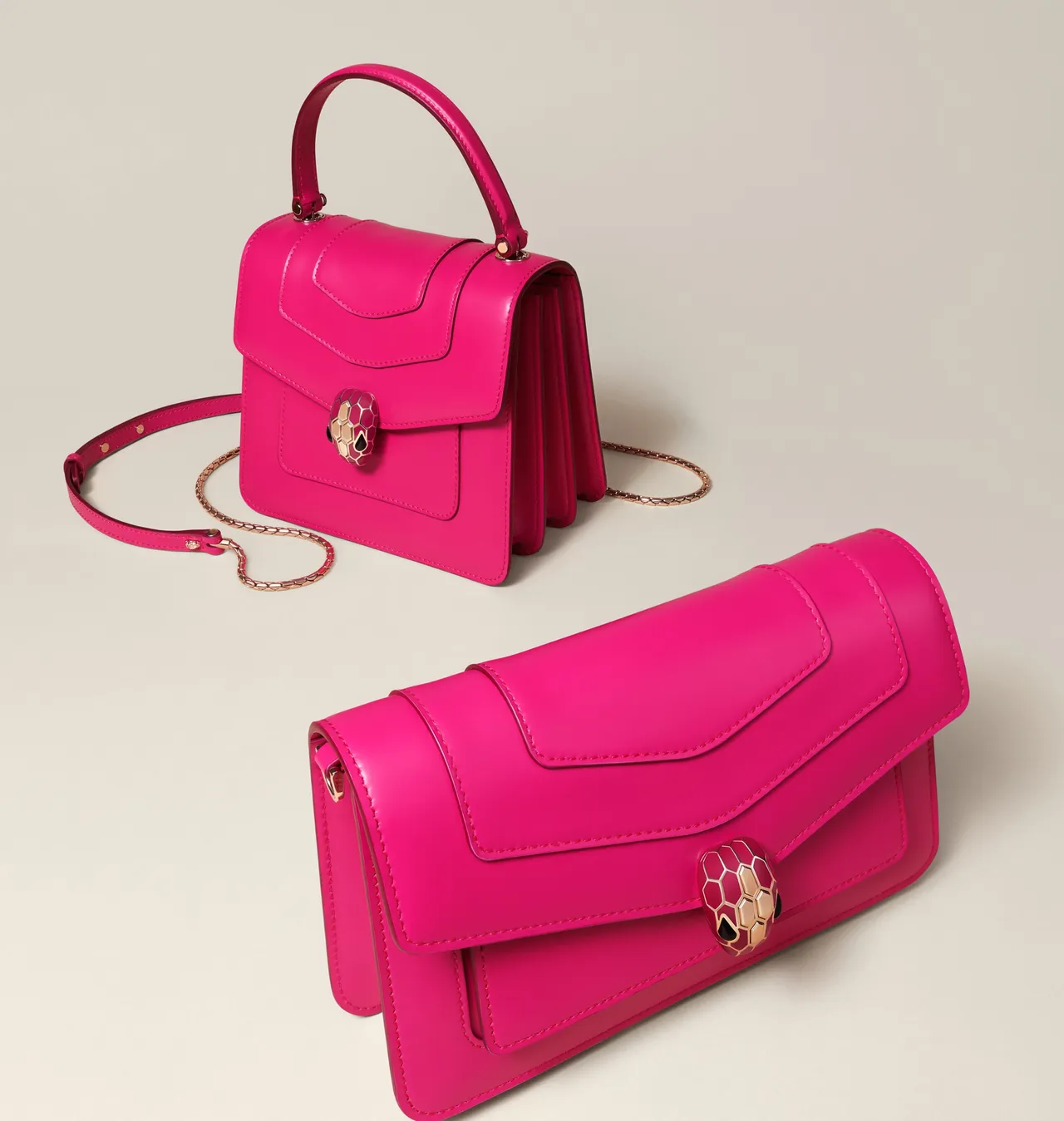 Serpenti Forever桃紅碧璽色小牛皮肩背包（上）10萬6500元、Serpenti Forever East-West桃紅碧璽色小牛皮肩背包，7萬9400元。品牌提供