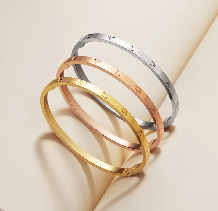 BVLGARI BVLGARI系列18K白金、18K金及玫瑰金手環，每只12萬4800元起。品牌提供