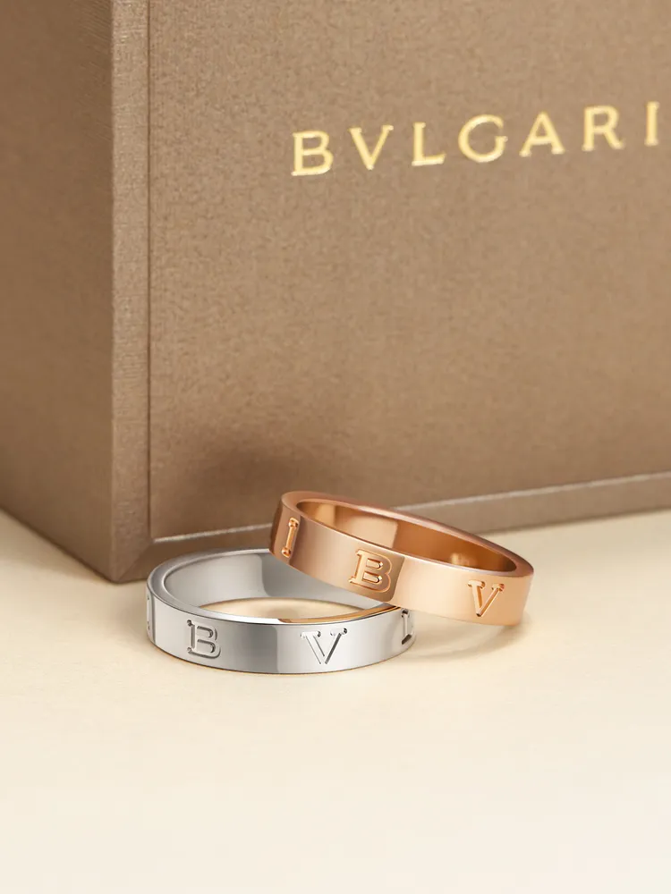 BVLGARI BVLGARI系列18K白金戒指（左）3萬8000元、玫瑰金戒指3萬5300元。品牌提供