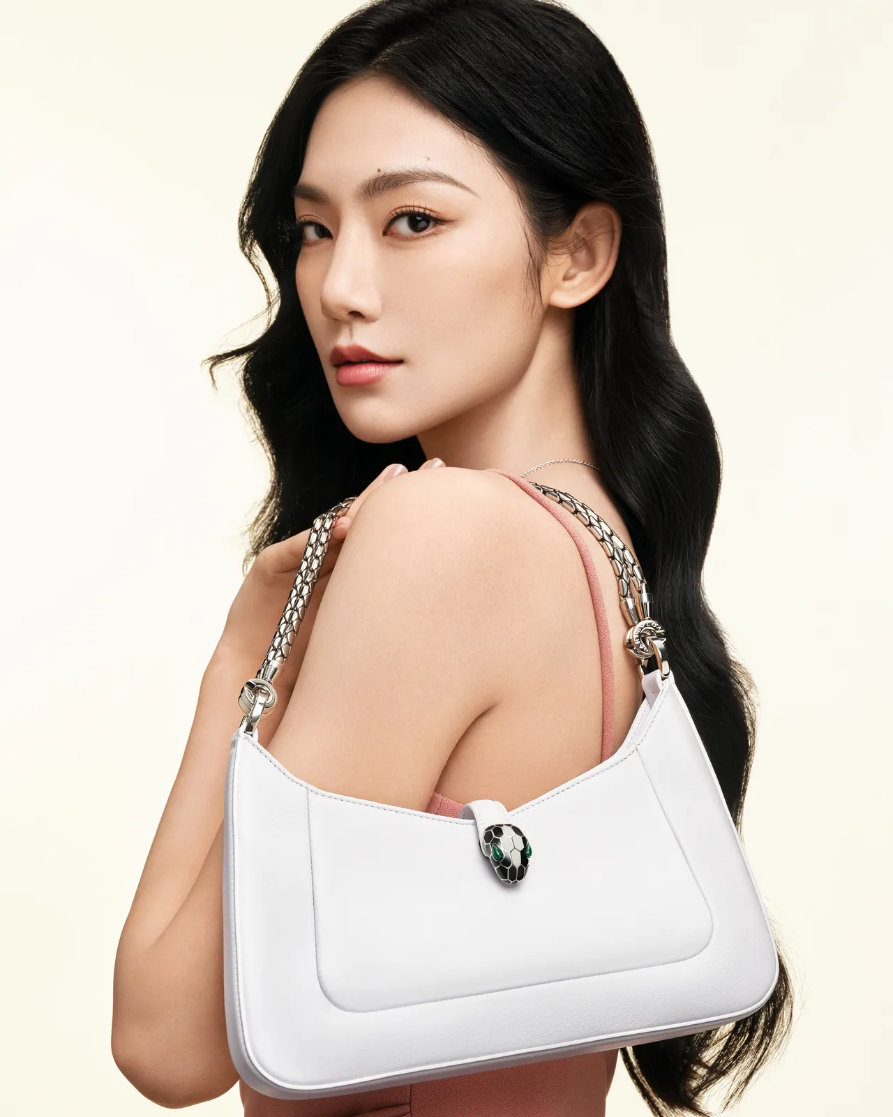 在中國熱播綜藝《乘風2023》獲得不錯討論度的女星曾可妮，隻身入鏡演繹Serpenti Baia肩背包，詮釋出1個人的精彩。品牌提供