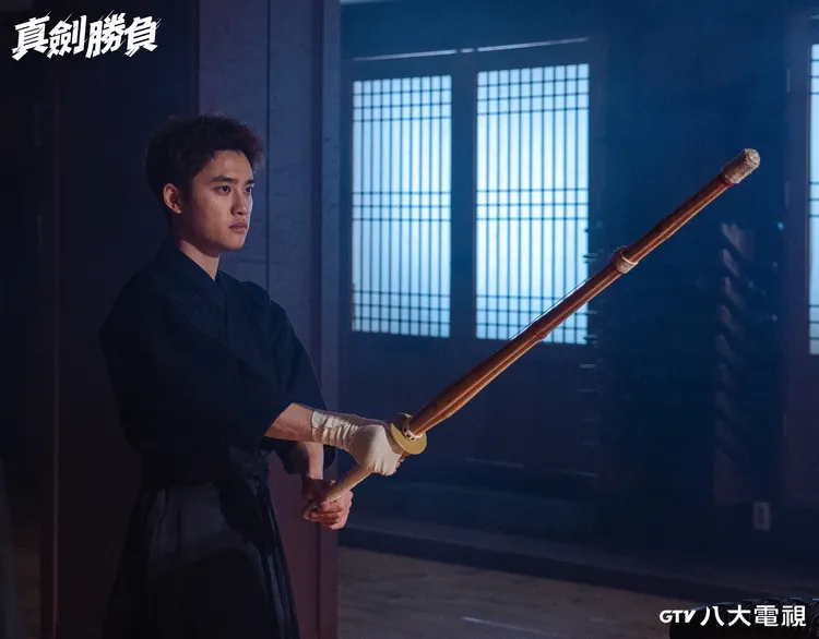 D.O.劇中是劍道高手。八大電視提供