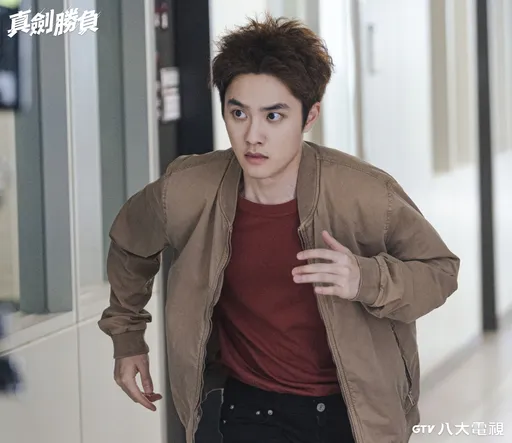 D.O.頂爆炸頭變身瘋狂檢察官 隨身帶劍交手《黑暗榮耀》的她