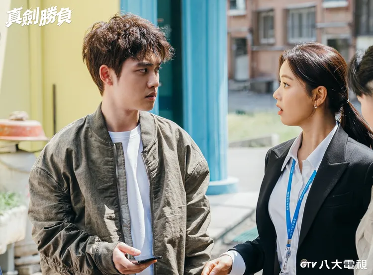 D.O.（左）戲裡有許多瘋狂舉動，常讓前輩李世熙很困擾，最後卻跟著他一起查案。八大電視提供