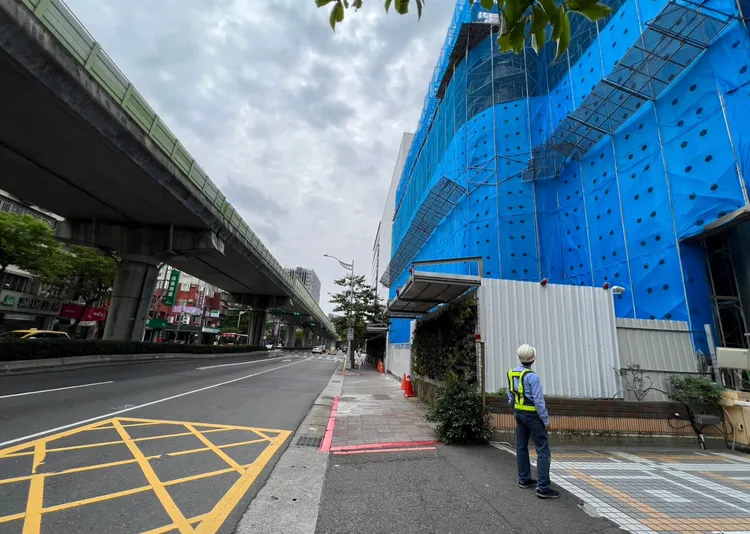 文湖線毗鄰捷運50公尺內建物巡查作業。捷運局提供