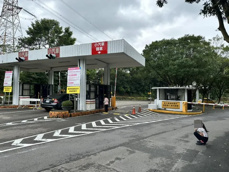 還有遊客分享小孩蹲門口不捨離開的照片。翻攝《六福村主題遊樂園》粉絲頁