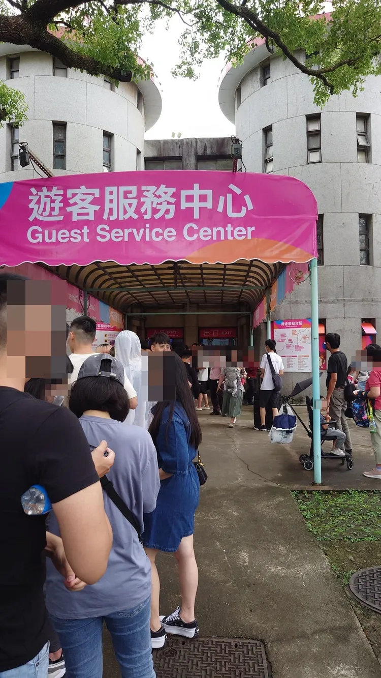 有現場遊客在《六福村》粉絲頁分享遊客中心前大排長龍的照片。翻攝《六福村主題遊樂園》粉絲頁