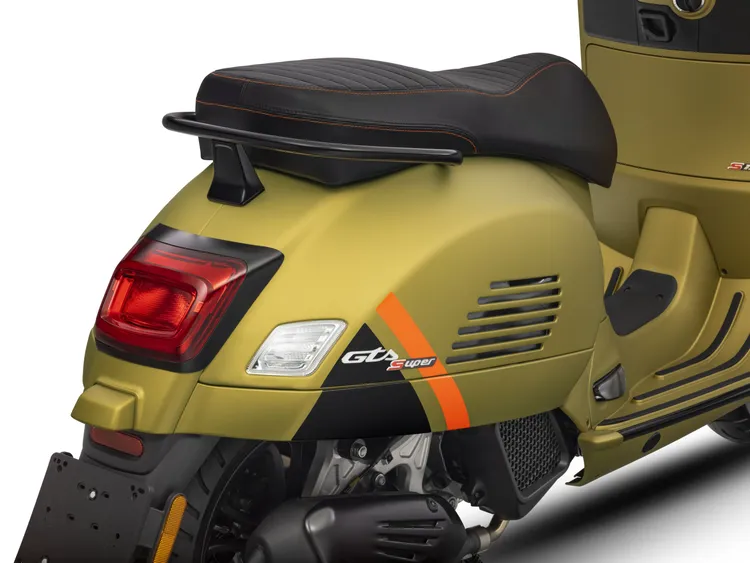 Vespa GTS 300 Super Sport擁有新版尾燈設計及全車LED照明系統、GTS Logo銘版、橘黑雙色造型車貼。原廠照片