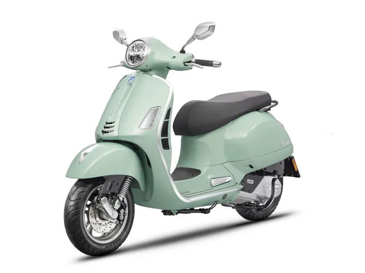 Vespa GTS 300 Classic提供「淺褐沙」、「薄荷綠」及「火山黑」三種車色。原廠照片