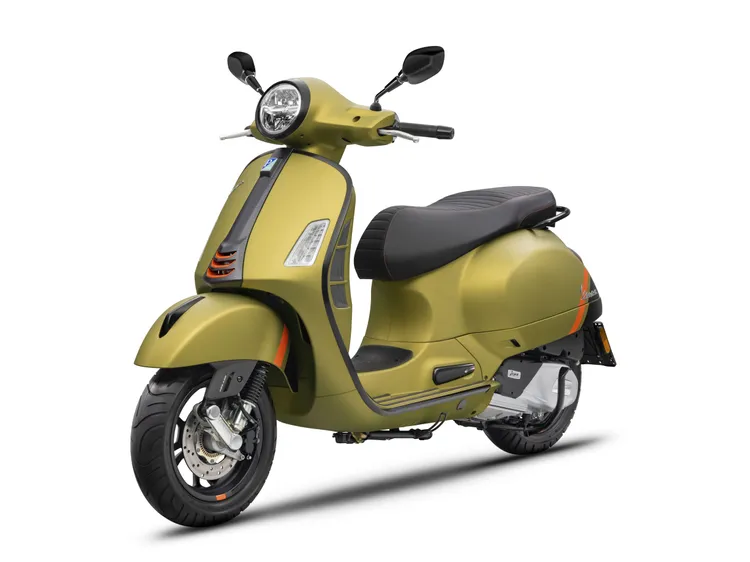Vespa GTS Super Sport外觀延續其大膽鮮明的自信跑魂，特別採用碳纖維包覆車前的領結飾蓋，並搭配霓虹橘跳色點綴設計。原廠照片