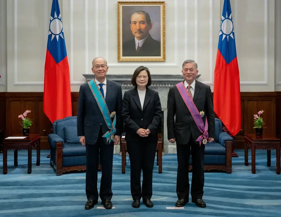 總統蔡英文(中)今年3月和李大維(左)、沈榮津(右)合影。總統府提供