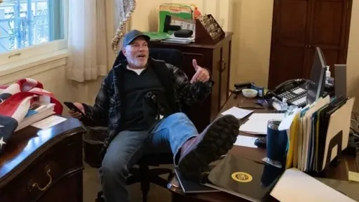 鋼鐵川粉被判4年半刑期　因為他的那條腿對裴洛西做了這件事