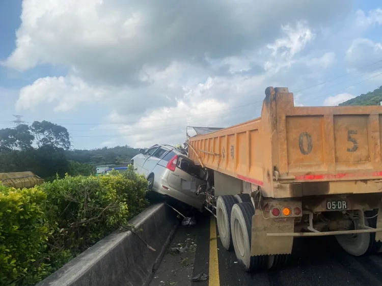小客車被擠至上分隔島。新竹縣消防局提供
