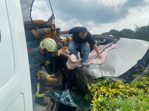 國1北上楊梅段砂石車追撞小客車　硬擠上分隔島！車上2人一度受困