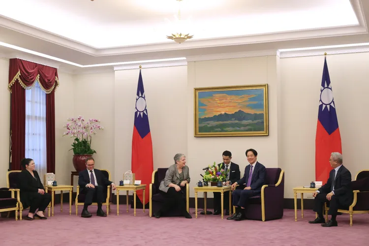 娜波利塔諾所率訪團與賴清德交流。府提供