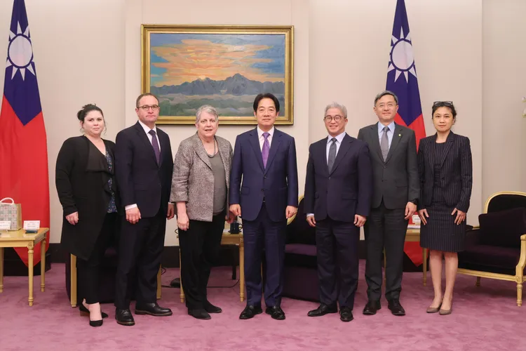 賴清德及訪賓合影。府提供