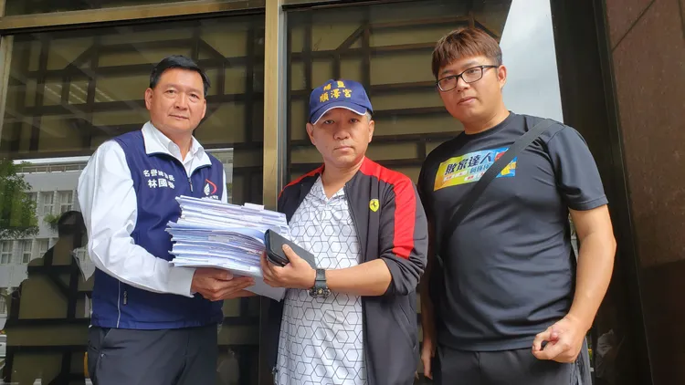 im.B北部受害人代表陳玠滕(中)、被害人林家輝(右)，新北市議員林國春(左)。呂志明攝