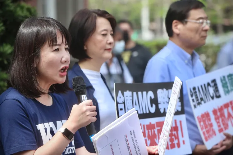 謝衣鳳質疑，蔡見興任用子女時，有沒有告知財政部、合庫金？林林攝