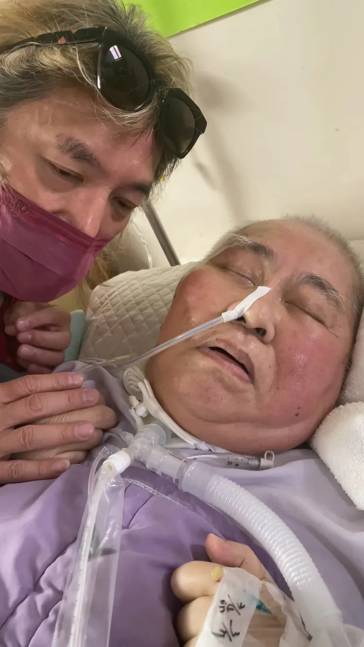 朱約信輕輕哼唱李坤城作詞的歌。翻攝李坤城臉書