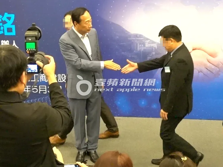 郭台銘（左）學術研討會結束，主動伸出手向支持者道謝。特勤中心攝